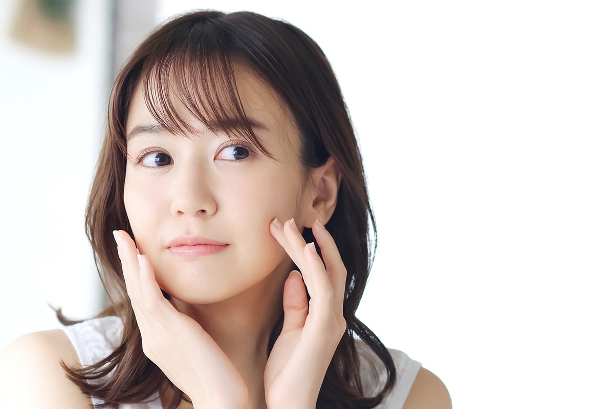 頬に手を当てる女性